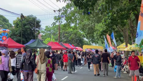 Crowded-people-and-food-stands-at-Ramadhan