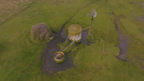 Drone-Dando-Vueltas-Alrededor-Del-Tanque-De-Agua