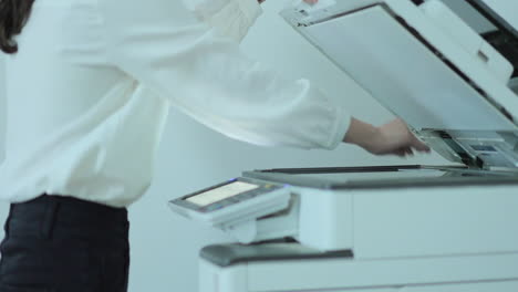 Mujer-De-Negocios-Usando-Una-Impresora-O-Un-Escáner