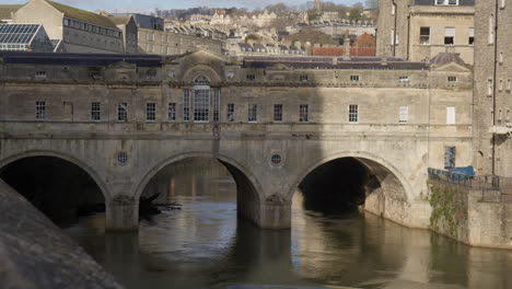 Pulteney-Bridge-Over-The-River-Avon-in-Bath,-England