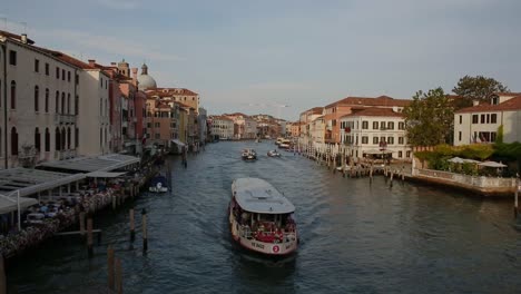 Transporte-Público-En-Venecia,-Autobuses-Acuáticos-En-El-Gran-Canal-Al-Atardecer.