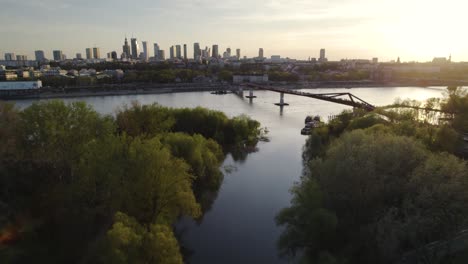 Puesta-De-Sol-Sobre-El-Horizonte-De-Varsovia-Y-Vista-Del-Tráfico-Del-Río-Vístula