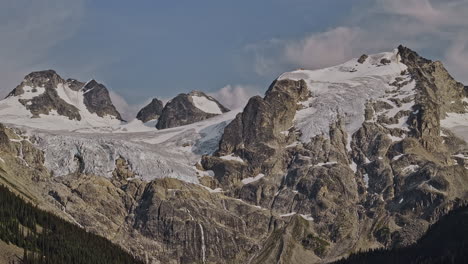 Lower-Joffre-Lake-BC-Canadá-Vuelo-Aéreo-Con-Drones-Con-Zoom-Sobre-Los-Valles-Boscosos,-Capturando-El-Paisaje-Montañoso,-Las-Montañas-Escarpadas-Y-Los-Picos-Cubiertos-De-Glaciares---Filmado-Con-Mavic-3-Pro-Cine---Julio-De-2023