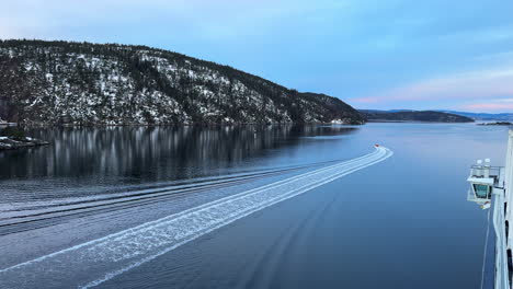Schnellboot-Hinterlässt-Kielwasser-Im-Fjord,-Gesehen-Von-Einer-Fähre-In-Norwegen