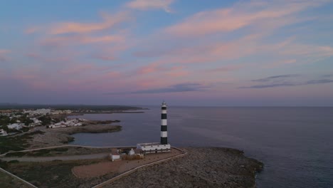 Islas-Menorca-España-Drone-Balear-Vista-Aérea-Faro-Paisaje-Urbano-Fondo-Panorámico-Atardecer-Islote-Paisaje