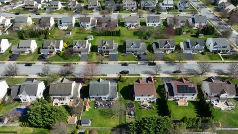 Upper-class-single-family-houses-in-quiet-american-suburb