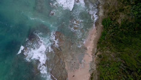 Draufsicht-Auf-Die-Felsige-Küste-In-Der-Nähe-Der-Great-Ocean-Road-Australiens-Mit-Wellen-Und-Türkisfarbenem-Wasser