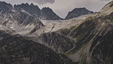 Rogers-Pass-Bc-Canada-V6-Aéreo-Con-Zoom-De-Drones-Que-Capturan-El-Terreno-Accidentado-Del-Parque-Nacional-De-Los-Glaciares,-Las-Majestuosas-Cadenas-Montañosas,-Las-Imponentes-Cumbres-Y-Los-Picos---Filmado-Con-Mavic-3-Pro-Cine---Julio-De-2023