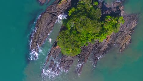 Mirando-Hacia-Abajo-En-Una-Pequeña-Isla-Rocosa-Con-Algunos-árboles-Y-Sin-Playa-Ni-Gente-A-La-Vista-En-Kilómetros-En-Panamá