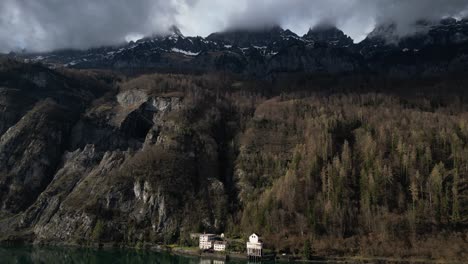 Rückwärts-Luftaufnahme-Der-Alpen-Im-Walensee,-Schweiz