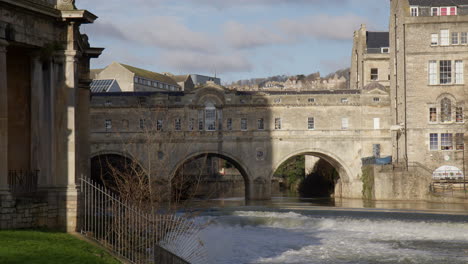 Water-From-River-Avon-Flowing-Through-The-Weir-Near-The-Pulteney-Bridge-In-Bath,-England
