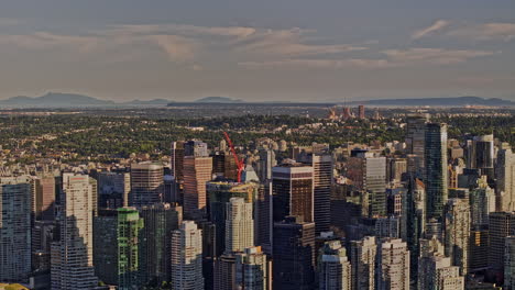 Vancouver,-BC,-Kanada,-Luftaufnahme-Eines-V56-Drohnenüberflugs-über-Die-Innenstadt,-Der-Das-Städtische-Stadtbild-Des-Kohlehafens-Mit-Hoch-Aufragenden-Wolkenkratzern-Und-Dem-Jachthafen-Am-Wasser-Einfängt-–-Aufgenommen-Mit-Mavic-3-Pro-Cine-–-Juli-2023