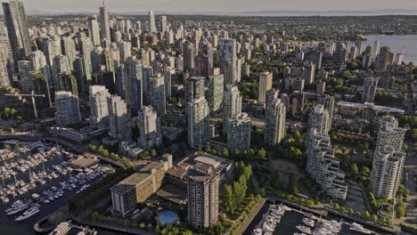 Vancouver,-BC,-Kanada,-Luftaufnahme-V42-Aus-Der-Vogelperspektive,-Drohnenüberflug-über-Den-Coal-Harbour-Marina,-Erfassung-Der-Uferlandschaft-Der-Innenstadt,-Der-Eastside-Shipyard-Und-Der-Aussicht-Auf-Burnaby-–-Aufgenommen-Mit-Mavic-3-Pro-Cine-–-Juli-2023