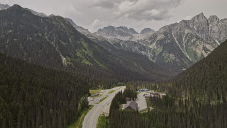 Rogers-Pass-Bc-Canadá-Antena-V1-Drone-Sobrevuelo-Autopista-1-A-Través-De-Valles-Boscosos-Que-Capturan-Vistas-Impresionantes-De-Las-Cumbres-Montañosas-Del-Parque-Nacional-De-Los-Glaciares---Filmado-Con-Mavic-3-Pro-Cine---Julio-De-2023