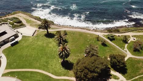 4K-Luftaufnahme-Von-Point-Vincente-In-Rancho-Palos-Verdes,-Los-Angeles,-Kalifornien,-Mit-Kristallklarem-Wasser-Des-Pazifischen-Ozeans-An-Einem-Warmen,-Klaren-Tag-Mit-Palmen