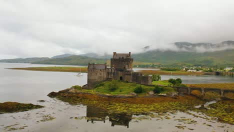 Rückzugswinkel-Aus-Der-Luft-Von-Eilean-Donan-Castle-Am-Loch-Duich-Im-Schottischen-Hochland-Bei-Ebbe,-Schottland,-Vereinigtes-Königreich