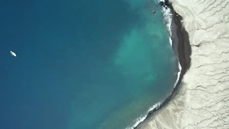 Plataforma-Rodante-Abstracta-De-Arriba-Hacia-Abajo-De-La-Costa-De-San-Benedicto,-Islas-Revillagigedo