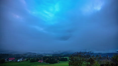 Bergdorf-In-Den-österreichischen-Alpen-An-Einem-Nebligen-Morgen