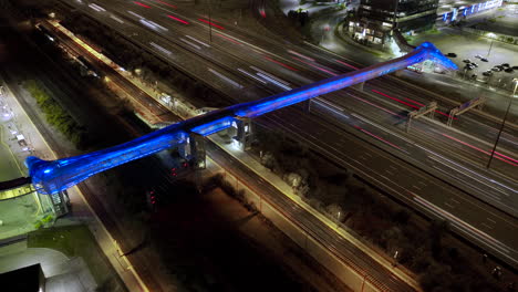 El-Puente-Peatonal-Más-Grande-Del-Mundo-Sobre-La-Autopista-401-De-Ontario,-Timelapse-Aéreo