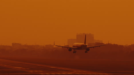 Vorderansicht-Eines-Frachtflugzeugs-Bei-Der-Landung-Auf-Der-Landebahn-Des-Flughafens-Mit-Weißem-Rauch-Vom-Rad