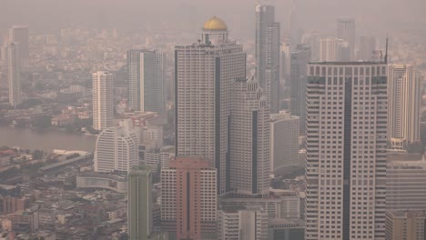 Blick-Auf-Die-Weitläufige-Stadtlandschaft-Von-Bangkok-Von-Einem-Dach-In-Der-Innenstadt-Von-Bangkok,-Der-Hauptstadt-Thailands