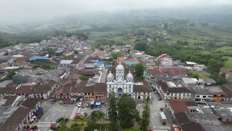 Reveal-shot-of-Parque-Bolivar-and-the-church-Parroquia-Inmaculada-Concepción-de-Filandia-in-the-Andean-town-of-Filandia-in-the-Quindío-department-of-Colombia