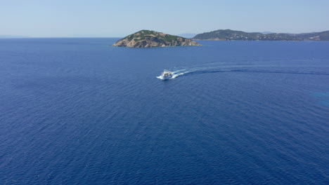 Aéreo:-Barco-Turístico-Moviéndose-Rápidamente-A-Través-Del-Mar-Azul