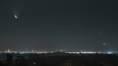 London-airport-time-lapse-of-take-offs-and-landings-traffic-across-the-city-skyline-taken-from-a-distant-viewpoint-with-a-telephoto-lens