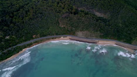 Drohnenansicht-Von-Oben-Auf-Australiens-Great-Ocean-Road-Highway-Mit-Aquamarinblauem-Meerwasser-Und-Abgelegenem-Wald-In-Victoria