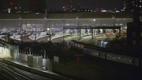 Zwei-Züge-Kommen-Nachts-Gleichzeitig-Am-Bahnhof-London-Waterloo-An