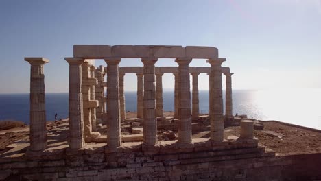 Imágenes-Aéreas-De-Un-Día-Soleado-De-Las-Antiguas-Ruinas-Del-Templo-De-Poseidón,-Famoso-Monumento-De-Sounion,-Grecia