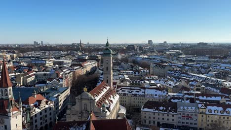 Vista-Aérea-De-La-Ciudad-De-Munich-Desde-Lo-Alto-De-La-Iglesia-De-San-Pedro.