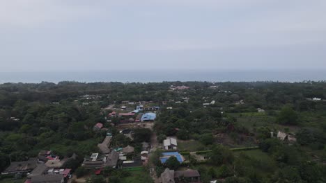 Toma-Aérea-Sobre-La-Ciudad-Costera-De-Palomino-Hacia-El-Océano.