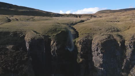 Atemberaubende-4k-Drohnenaufnahmen-Von-Devil&#39;s-Schornstein-Das-Wasser-Rückwärts-Die-Klippe-Hinauf-Bläst---Co