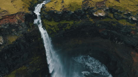 Mulafossur-Wasserfall,-Färöer-Inseln:-Entdecken-Sie-Den-Berühmten-Wasserfall-In-Einer-Spektakulären-Umgebung