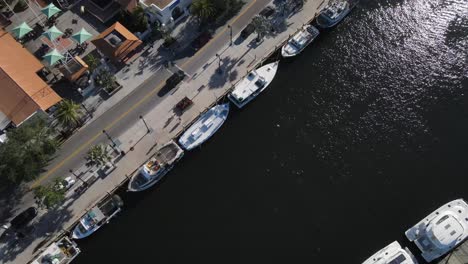 Vista-Aérea-De-Barcos-En-El-Muelle-De-Tarpon-Springs,-Florida