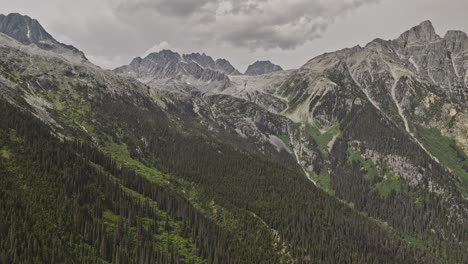 Rogers-Pass-Bc-Canada-Drone-V2-Aéreo-Sobrevolando-El-Parque-Nacional-De-Los-Glaciares-Capturando-Espectaculares-Paisajes-Montañosos,-Con-Picos-Imponentes,-Acantilados-Escarpados-Y-Bosques-Densos---Filmado-Con-Mavic-3-Pro-Cine---Julio-De-2023