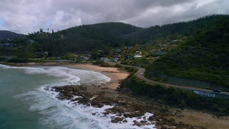 Wunderschöne-Luftaufnahme-Der-Kurvenreichen-Great-Ocean-Road-In-Victoria-Mit-Der-Stadt-Separation-Creek-Und-Bewölktem-Himmel-Und-Sonnenstrahlen,-Australien