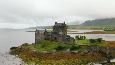 Luftaufnahme-Des-Schottischen-Schlosses-Eilean-Donan-Am-Loch-Duich-Im-Schottischen-Hochland,-Schottland,-Vereinigtes-Königreich