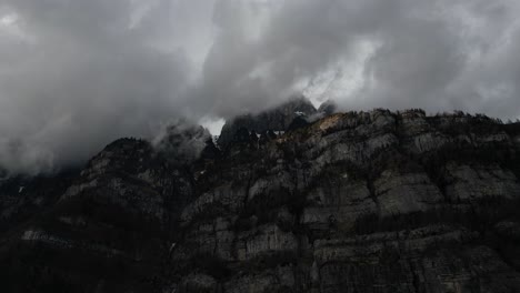 Fliegen-In-Der-Nähe-Der-Rocky-Mountains-Am-Walensee-Unterterzen-In-Der-Schweiz