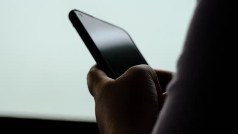 Hombre-Usando-Un-Teléfono-Inteligente-Sentado-En-La-Mesa-En-La-Terraza-De-La-Cafetería