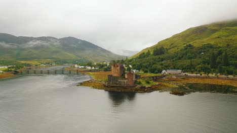 Amanecer-Nublado-En-El-Castillo-De-Eilean-Donan-En-Loch-Duich-En-Las-Tierras-Altas-De-Escocia,-Escocia,-Reino-Unido