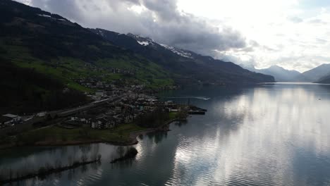 Vista-De-Perfil-De-Las-Nubes-En-La-Cima-De-Las-Colinas-De-Walensee,-Suiza