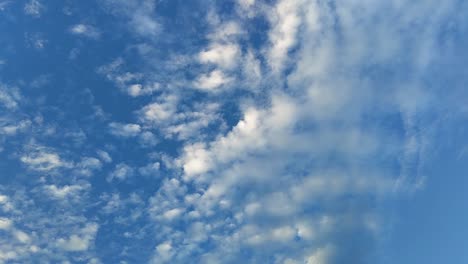 Fangen-Sie-In-Diesem-Fesselnden-Trend-Filmmaterial-Die-Ruhige-Schönheit-Weißer-Wolken-Ein,-Die-Durch-Einen-Strahlend-Blauen-Himmel-Ziehen