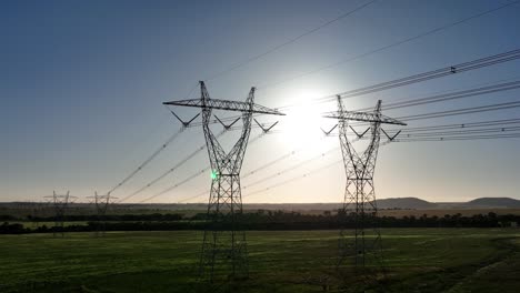 Sonnenuntergang-Hinter-Stromleitungen-In-Einem-Feld