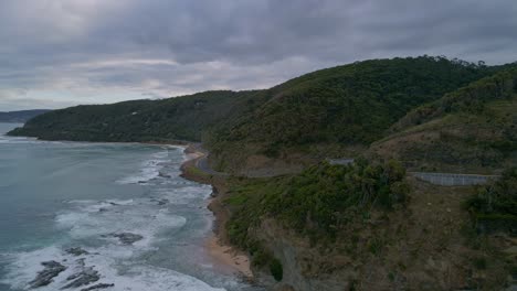 Revelar-Una-Foto-De-La-Autopista-Costera-Great-Ocean-Road-De-Australia-En-Un-Día-Nublado-Con-Olas-Rompientes-En-Victoria