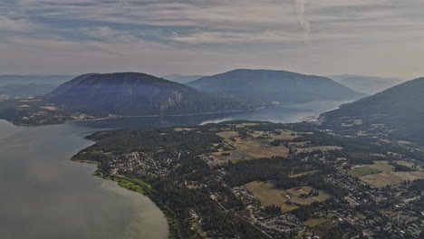 Salmon-Arm,-BC,-Kanada,-Luftaufnahme-Einer-V5-Drohne-über-Dem-Shuswap-Lake,-Mit-Aufnahmen-Von-Städten-Und-Wohngebieten-Am-Seeufer,-Bergpanoramen-Und-Unberührter-Naturlandschaft-–-Aufgenommen-Mit-Mavic-3-Pro-Cine-–-Juli-2023