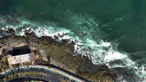 Drone-De-Arriba-Hacia-Abajo-Sobre-El-Malecón-De-Mazatlán-Y-Las-Olas,-En-El-Soleado-México