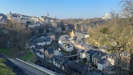 Chemin-de-la-corniche-wide-view-of-luxembourg-old-town