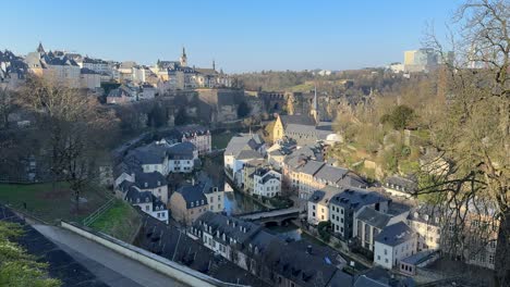 Chemin-De-La-Corniche-Amplia-Vista-Del-Casco-Antiguo-De-Luxemburgo